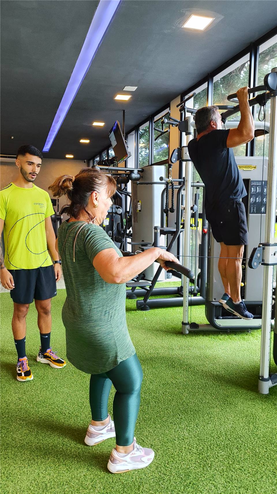 Pessoas treinando na academia Corpore, em São José dos Campos, com orientação próxima.